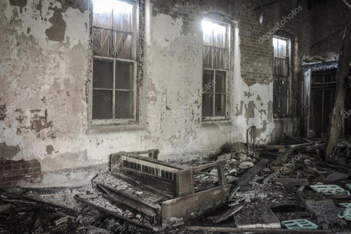 depositphotos_23350968-stock-photo-burned-piano-in-the-ashes